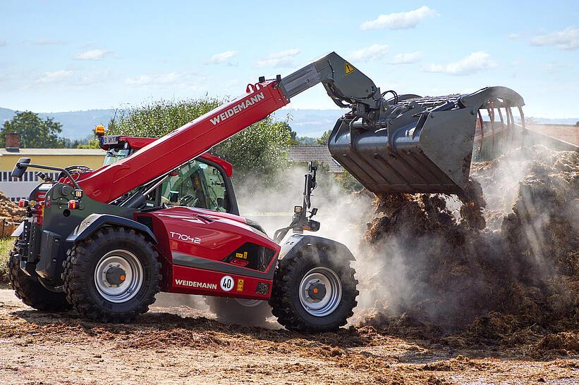 Weidemann Teleskoplader T7042 mit Greifschaufel im Einsatz