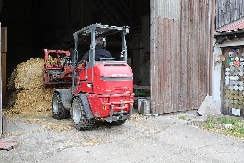 Weidemann Hoftrac 1190e mit Fahrerschutzdach im Einsatz auf einem landwirtschaftlichen Betrieb