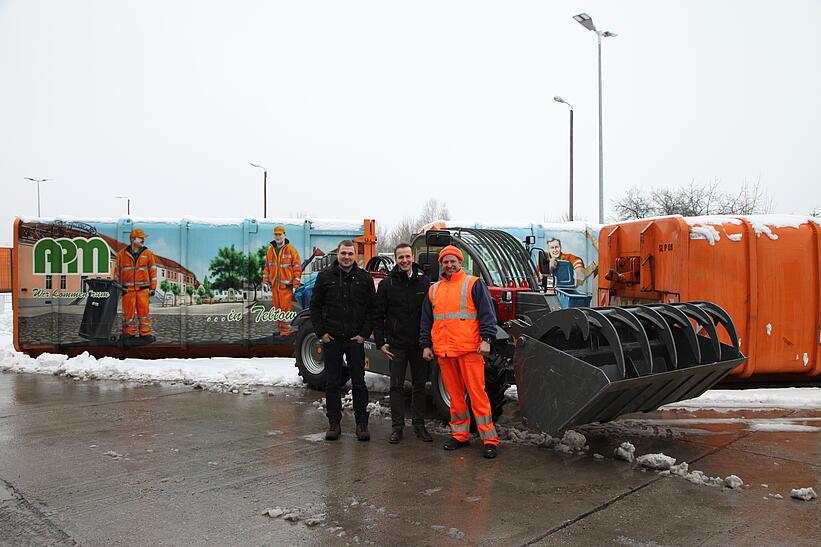 Gruppenbild, Personen mit Maschine