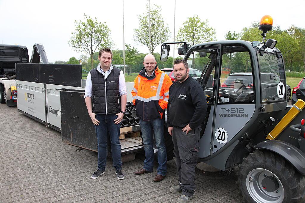 Gruppenbild, Personen mit Maschine