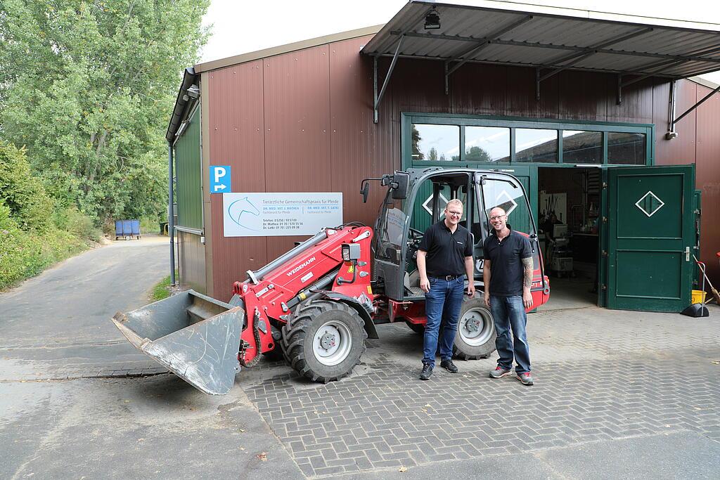 Gruppenbild, Personen mit Maschine