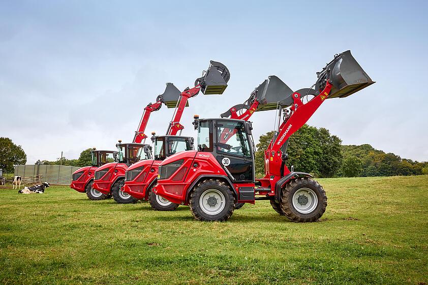 Gruppenbild der Weidemann Maschinen 60er Baureihe auf einer Weide