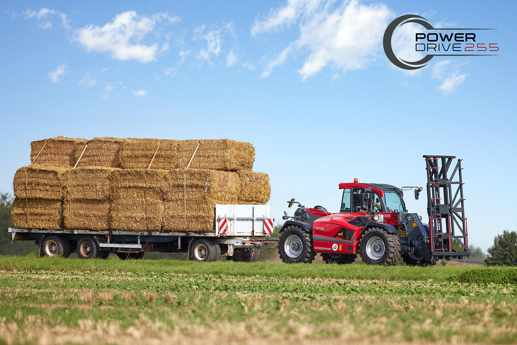 Weidemann chariot télescopique T7042 en action avec remorque à paille