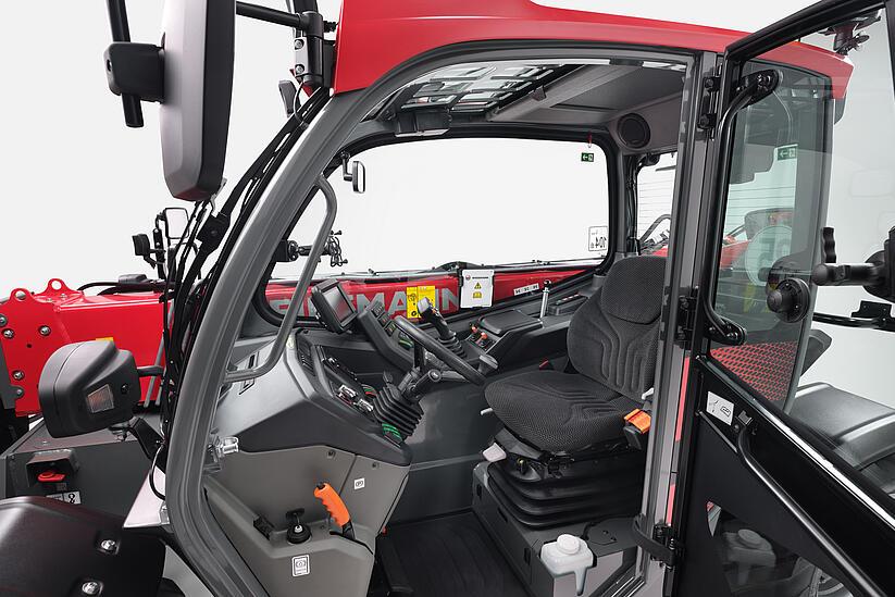 Weidemann telehandler T6025 in studio, ergonomic workplace