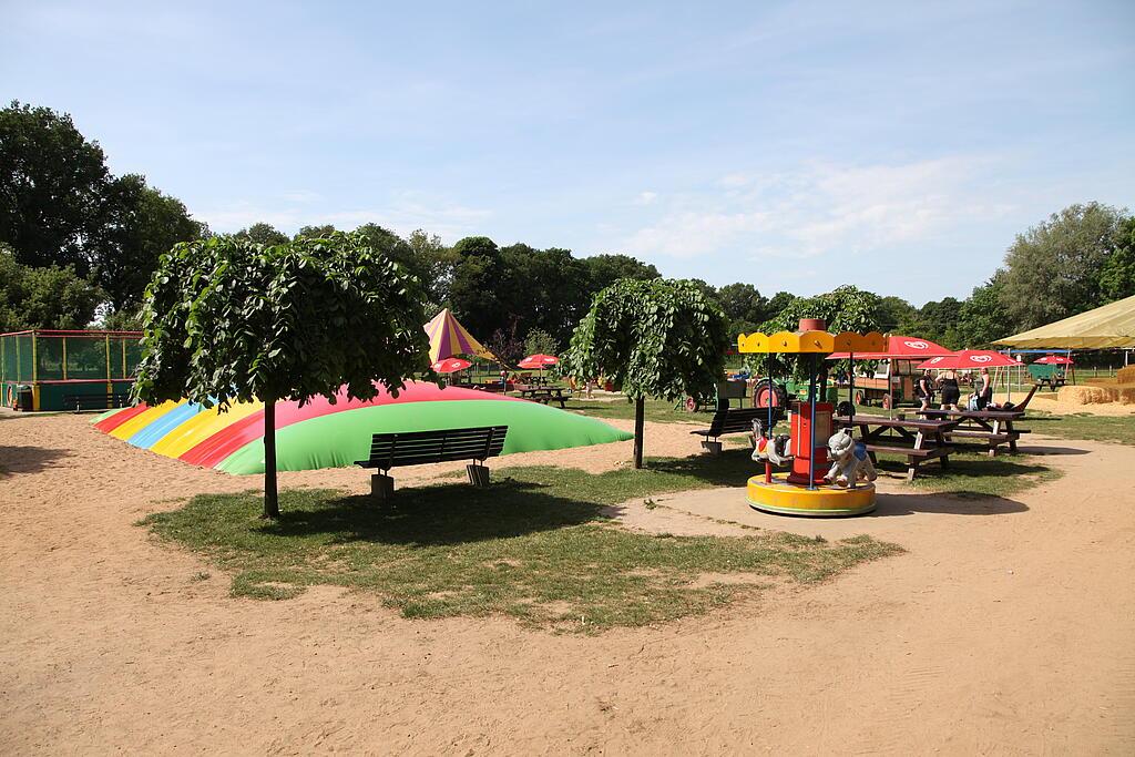 Blick auf ein Trampolin im Freizeitpark