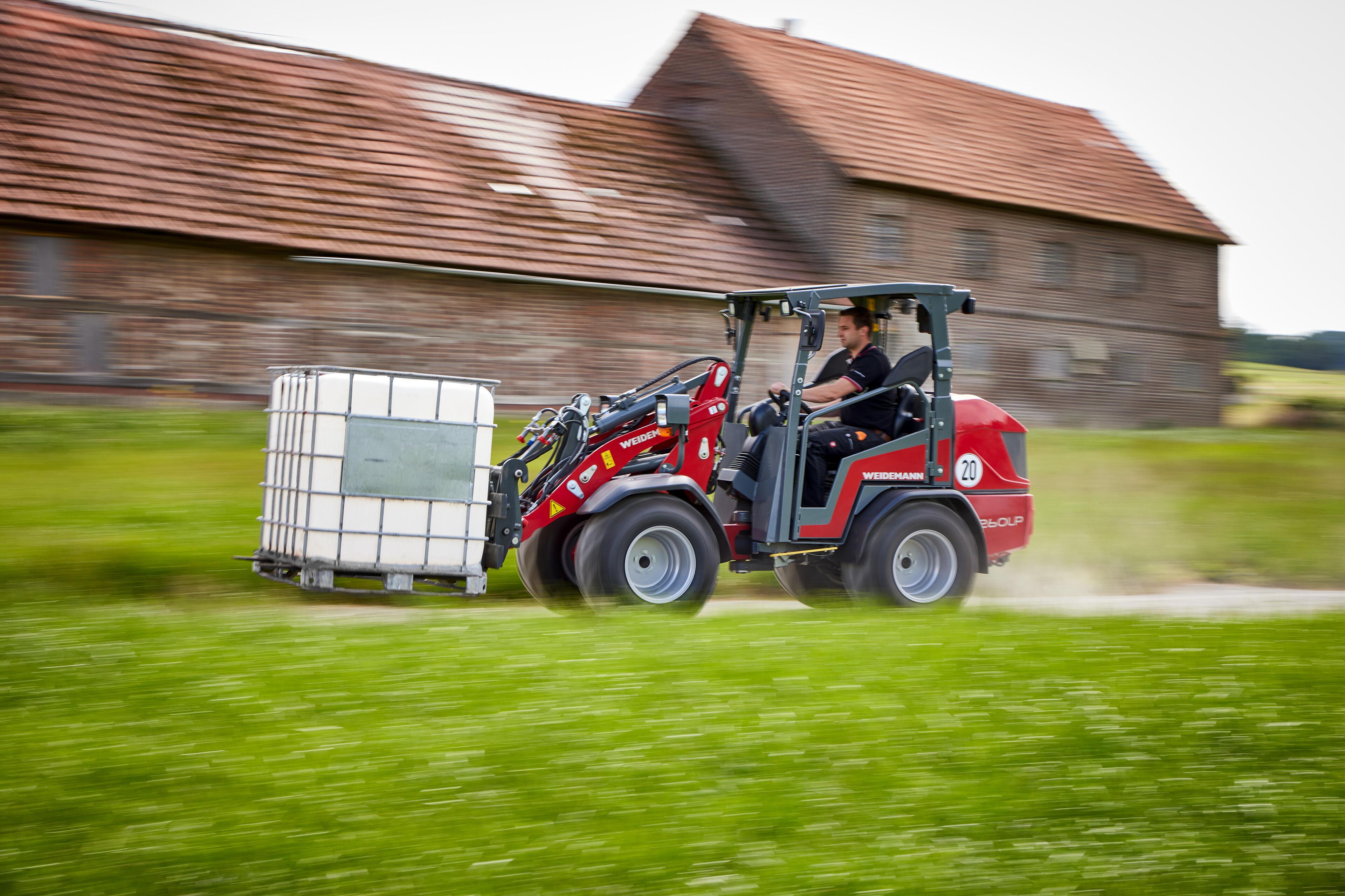 Weidemann Hoftrac 1260LP Vezetővédő fedél használatban raklapvillával