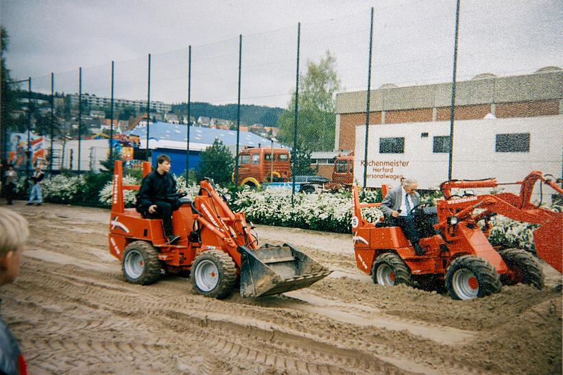 Weidemann Mitarbeiter auf Weidemann Hoftrac 1070 D/M