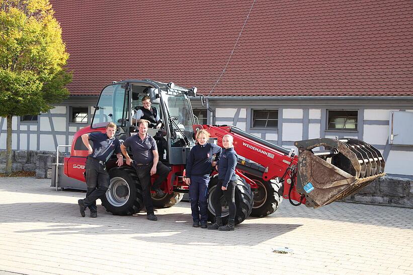 Gruppenbild, Personen mit Maschine