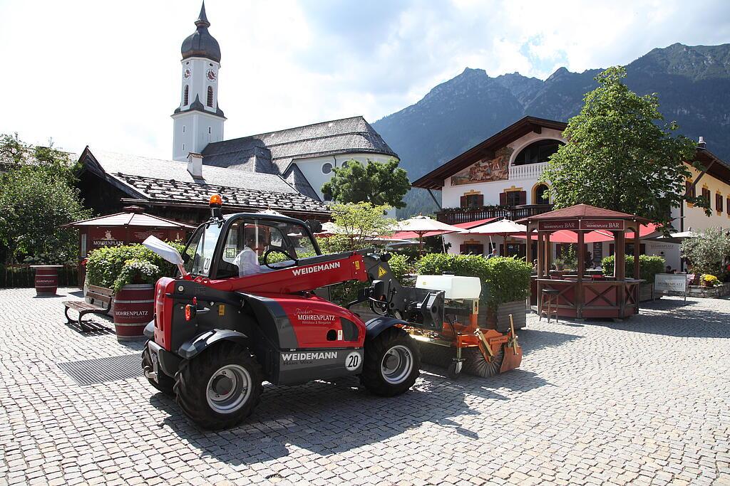 Weidemann telehandler T4512 in use