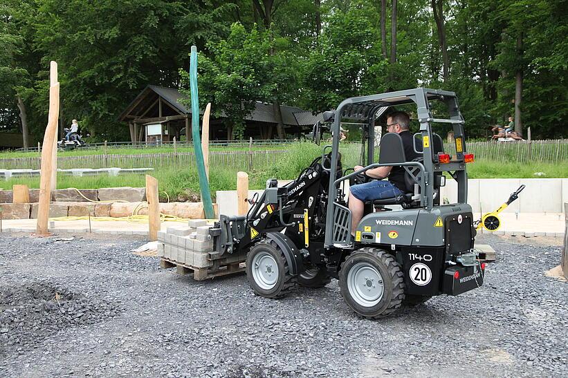 Weidemann Hoftrac 1140 mit Palettengabel im Einsatz